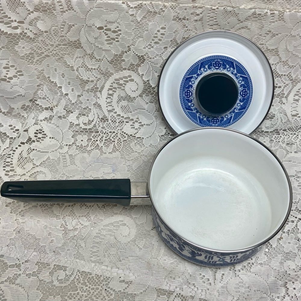 Blue Willow, Enamelware Cookware -Covered Sauce Pan (S) 13in L x 7in D x 4.5in H