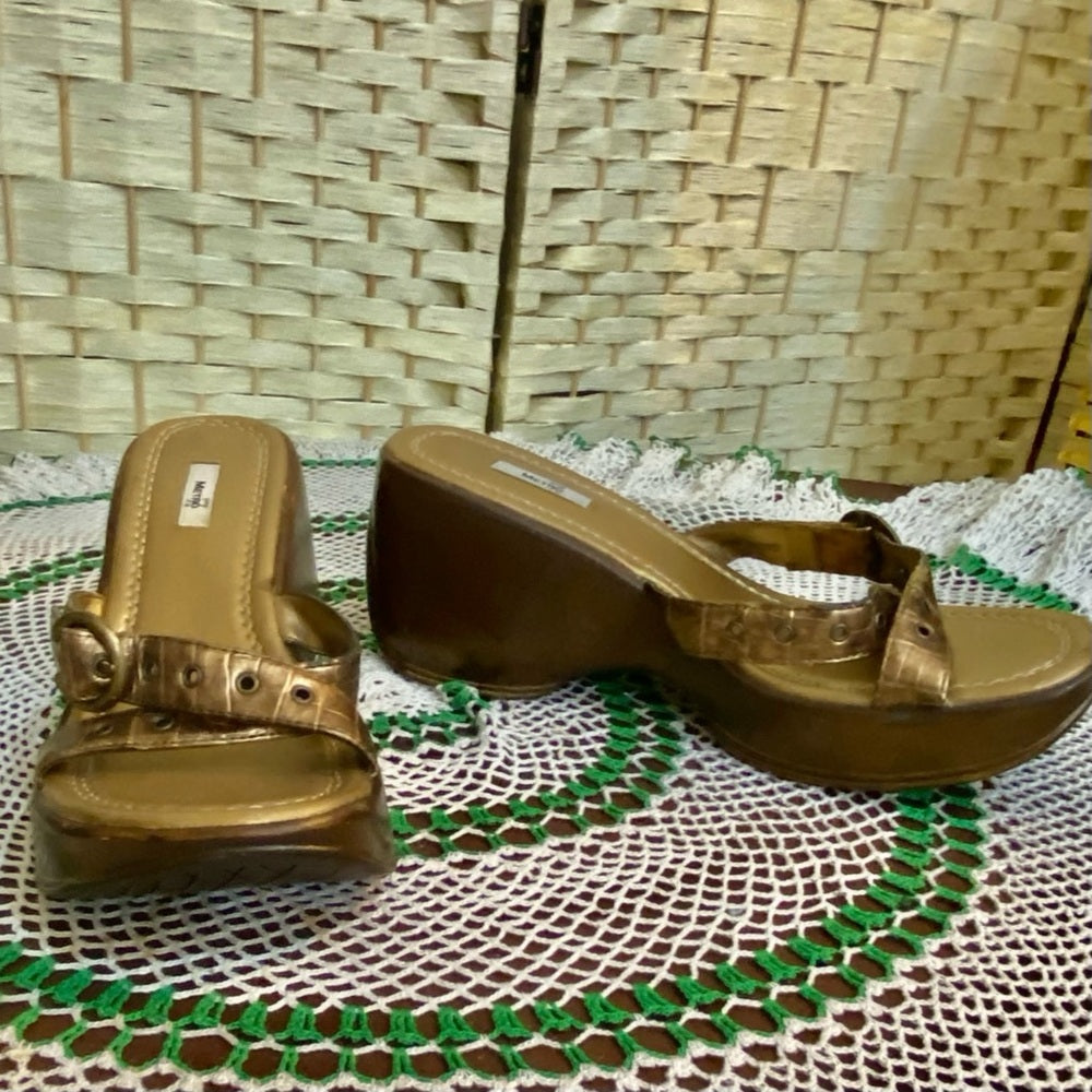 Metro Gold, Heavy WedgeHeeled Sandals Size 8.5