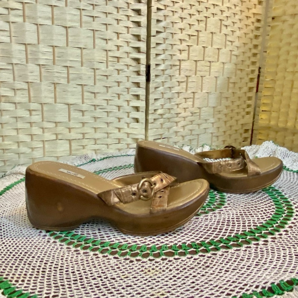 Metro Gold, Heavy WedgeHeeled Sandals Size 8.5