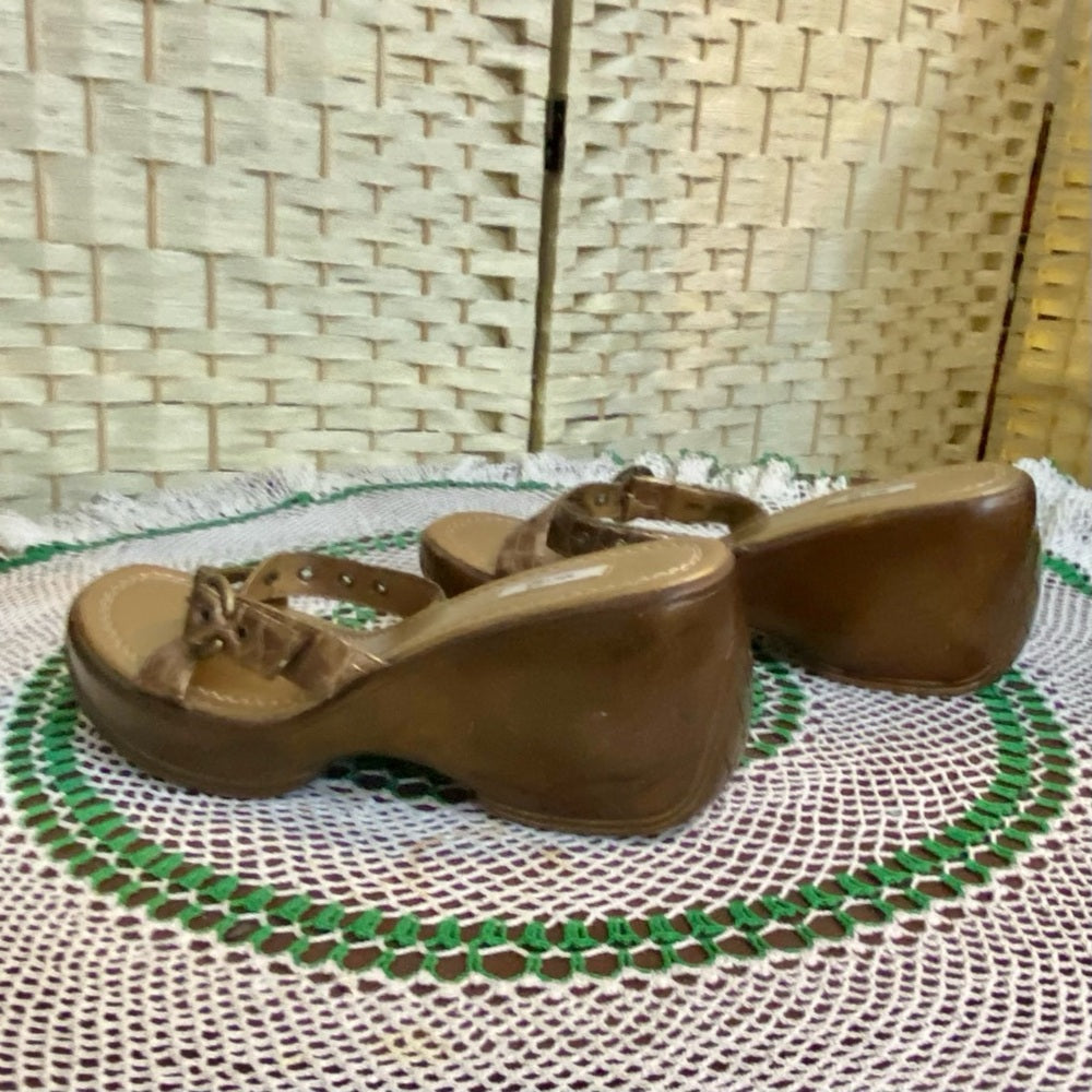 Metro Gold, Heavy WedgeHeeled Sandals Size 8.5