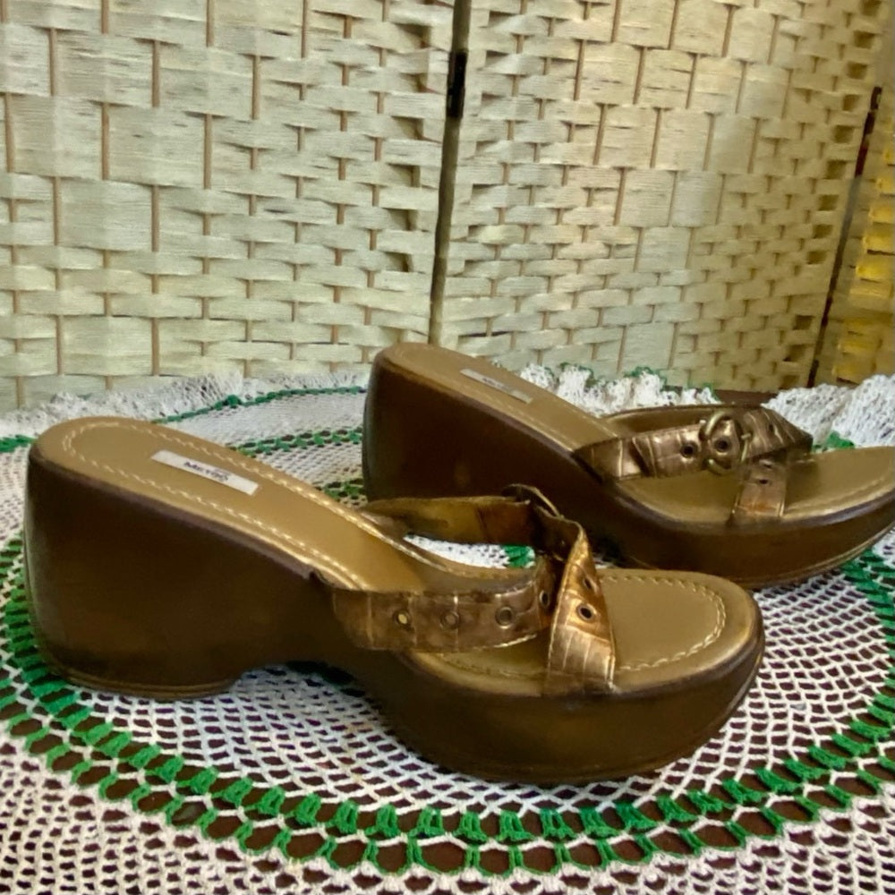 Metro Gold, Heavy WedgeHeeled Sandals Size 8.5