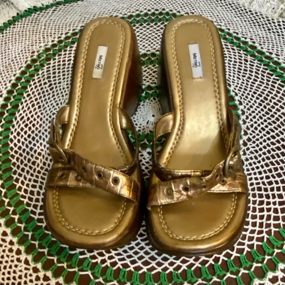 Metro Gold, Heavy WedgeHeeled Sandals Size 8.5