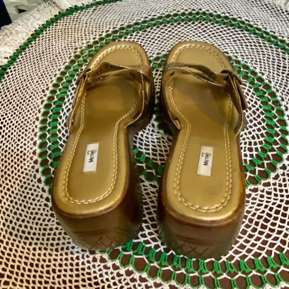 Metro Gold, Heavy WedgeHeeled Sandals Size 8.5