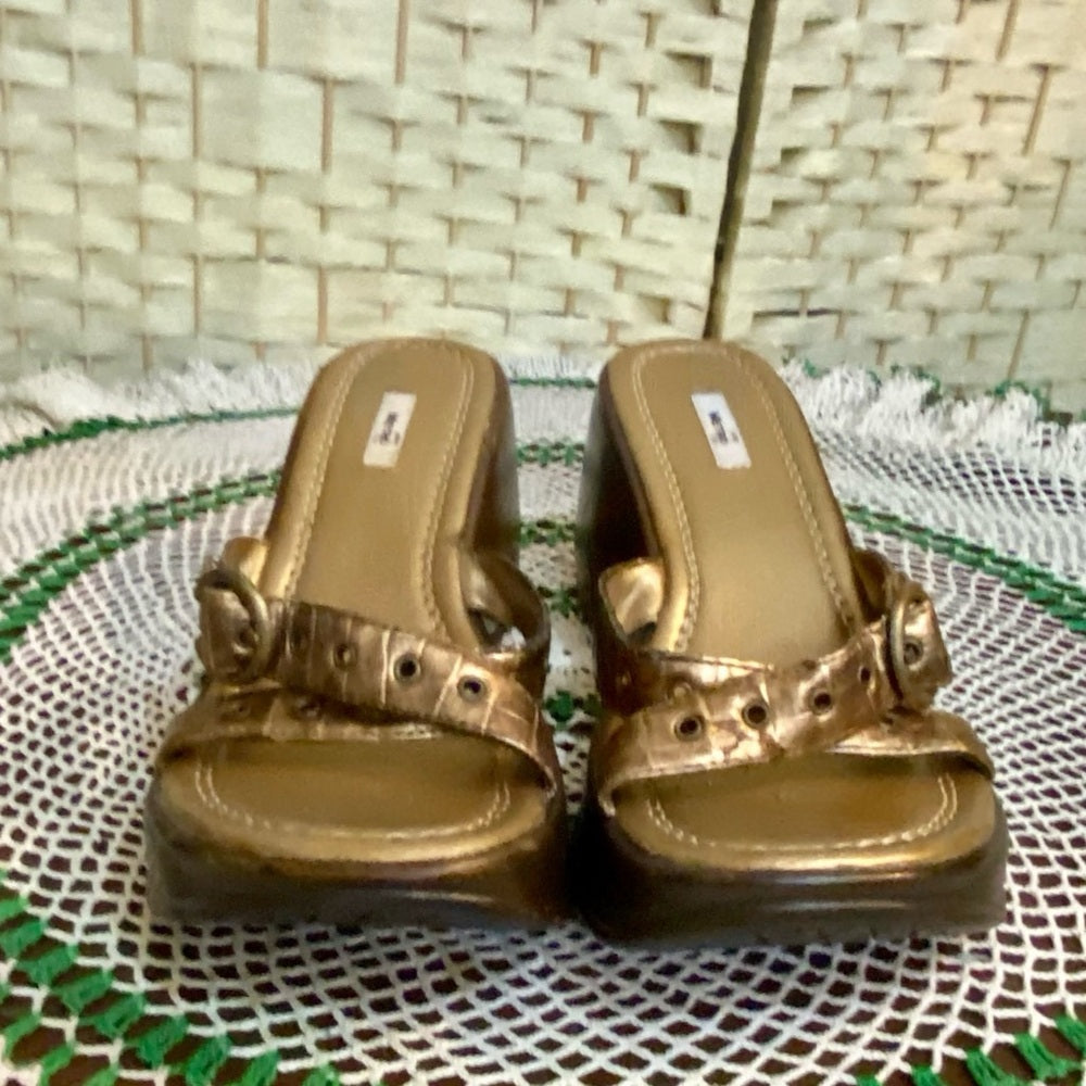 Metro Gold, Heavy WedgeHeeled Sandals Size 8.5