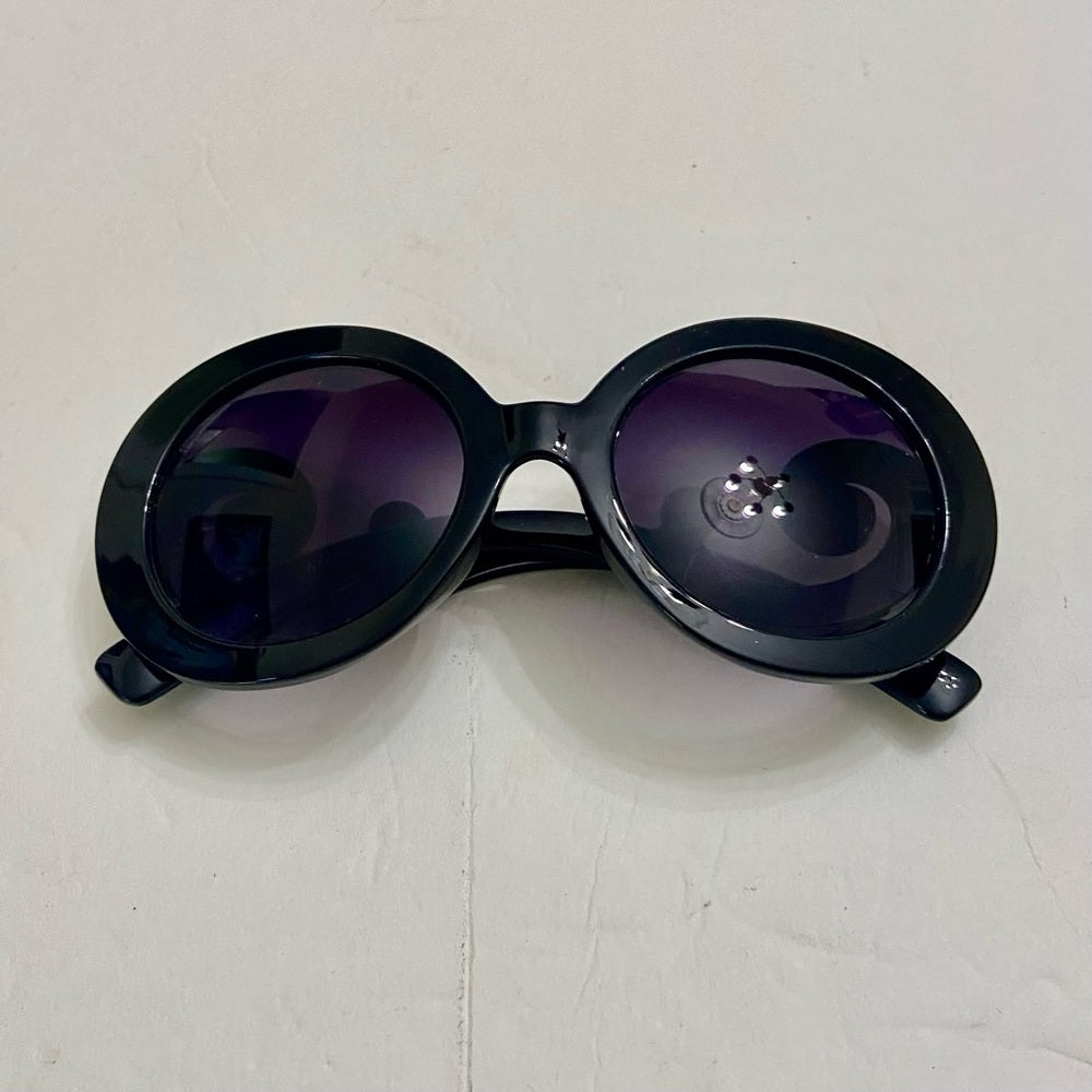 Elegant, Fashionable Black Round Sunglasses