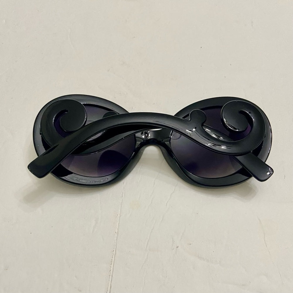 Elegant, Fashionable Black Round Sunglasses