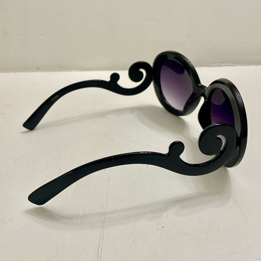 Elegant, Fashionable Black Round Sunglasses