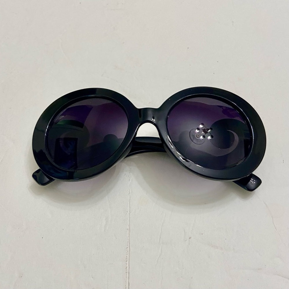 Elegant, Fashionable Black Round Sunglasses