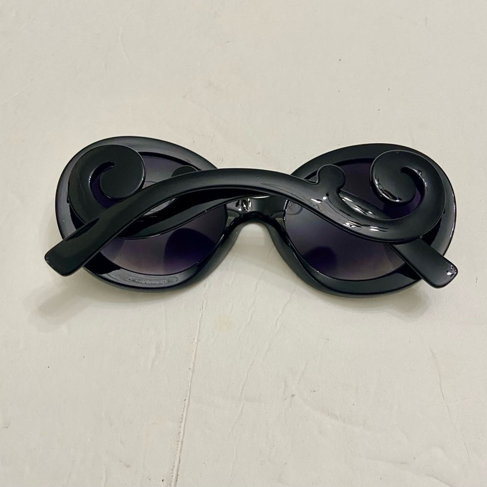 Elegant, Fashionable Black Round Sunglasses