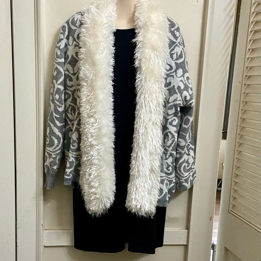 Love at First Find, Gray and White Sweater Cardigan (L)