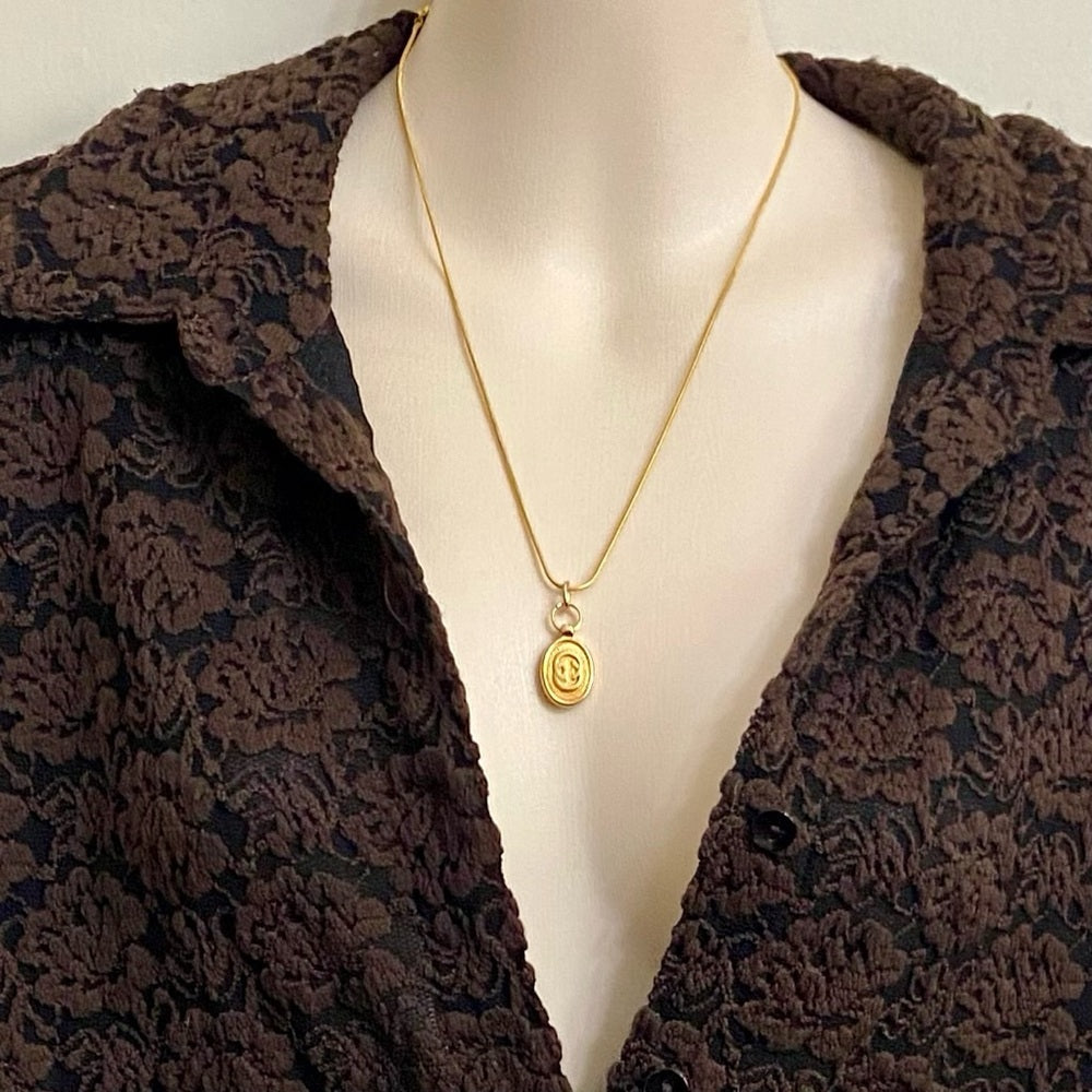 Vintage Gucci Gold Tone Charm with 18in Gold Plated Chain Necklace