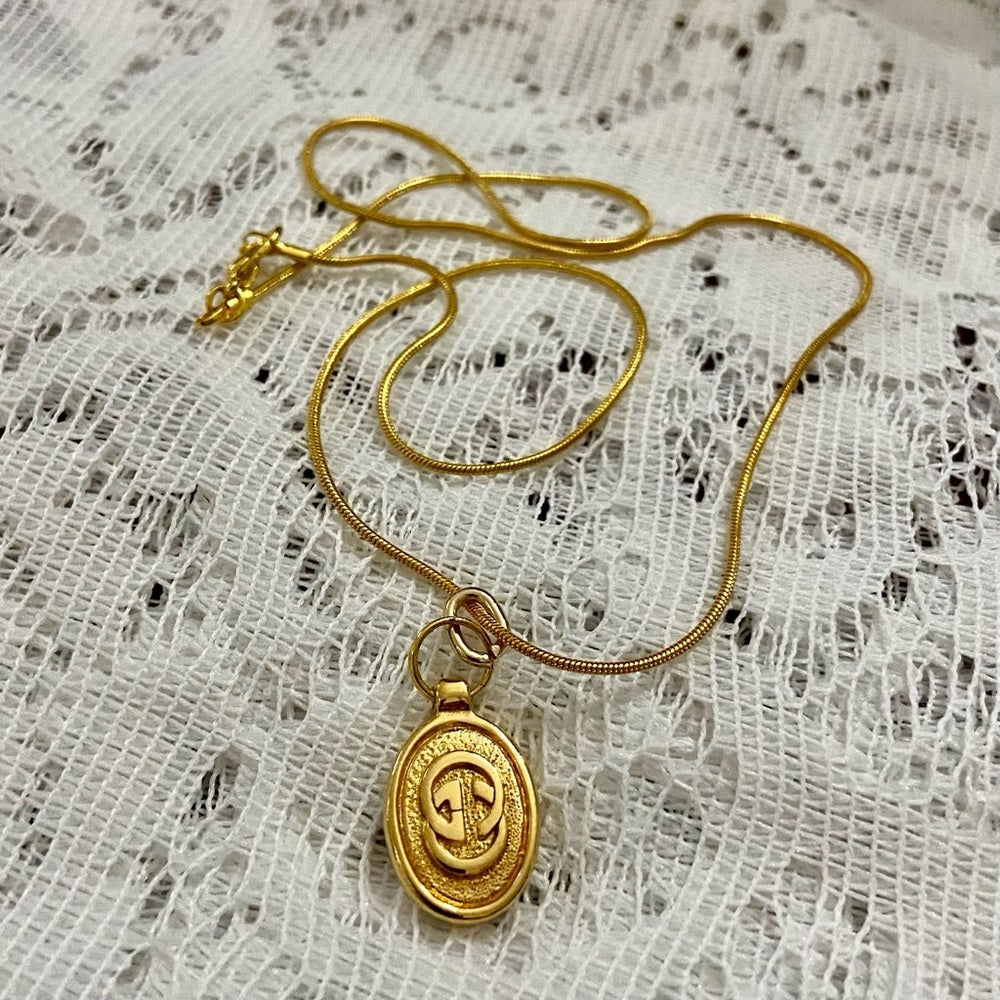 Vintage Gucci Gold Tone Charm with 18in Gold Plated Chain Necklace