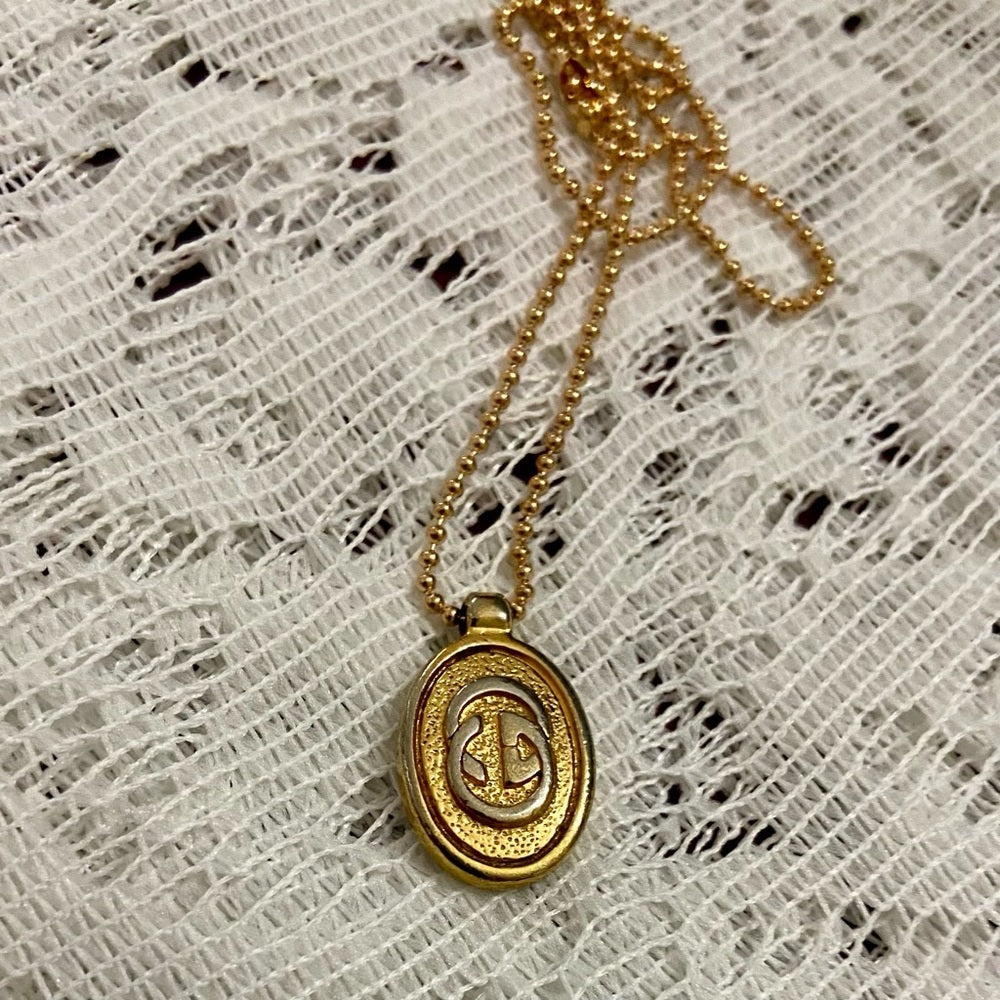 Vintage Gucci Gold Tone Charm with 18in Gold Plated Chain Necklace (CDE)