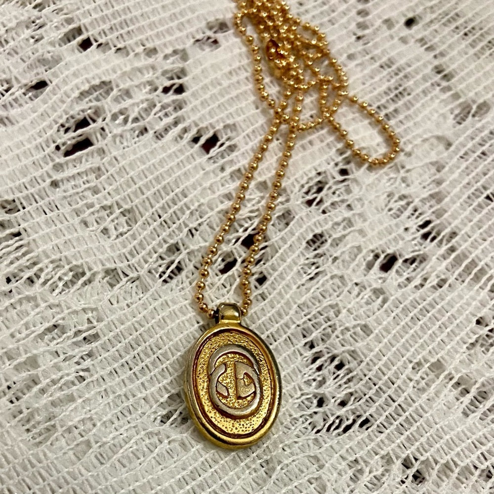 Vintage Gucci Gold Tone Charm with 18in Gold Plated Chain Necklace (CDE)