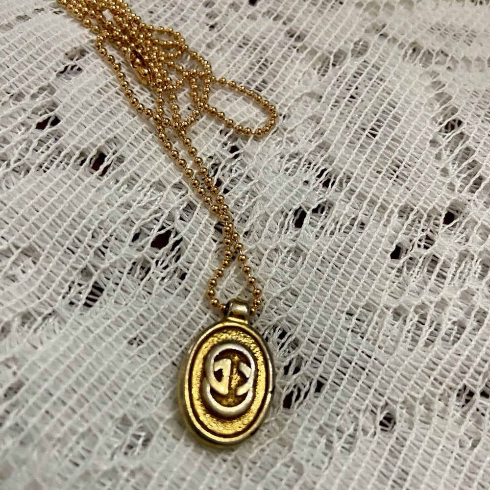 Vintage Gucci Gold Tone Charm with 18in Gold Plated Chain Necklace (CDE)