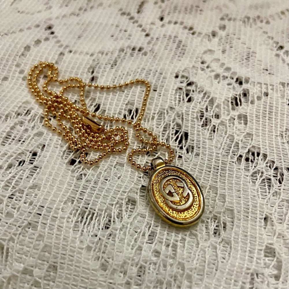 Vintage Gucci Gold Tone Charm with 18in Gold Plated Chain Necklace (CDE)