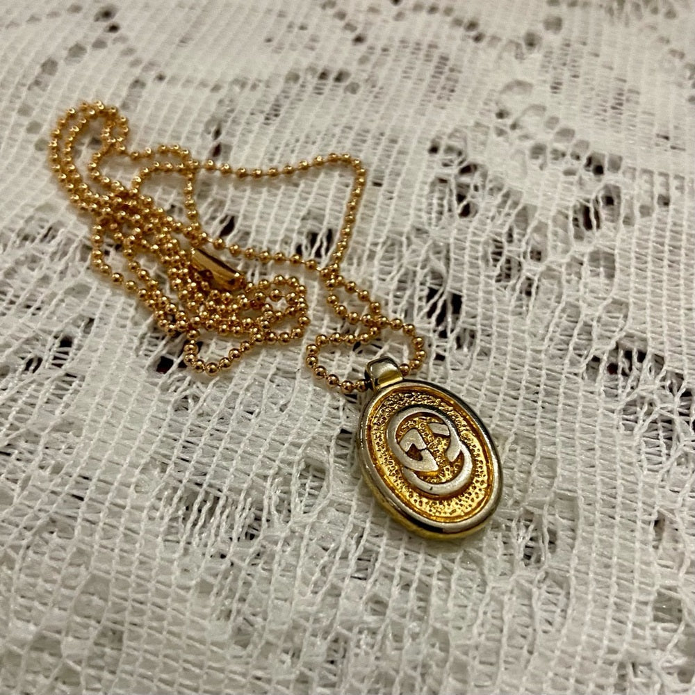 Vintage Gucci Gold Tone Charm with 18in Gold Plated Chain Necklace (CDE)