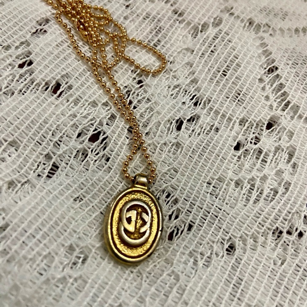 Vintage Gucci Gold Tone Charm with 18in Gold Plated Chain Necklace (CDE)