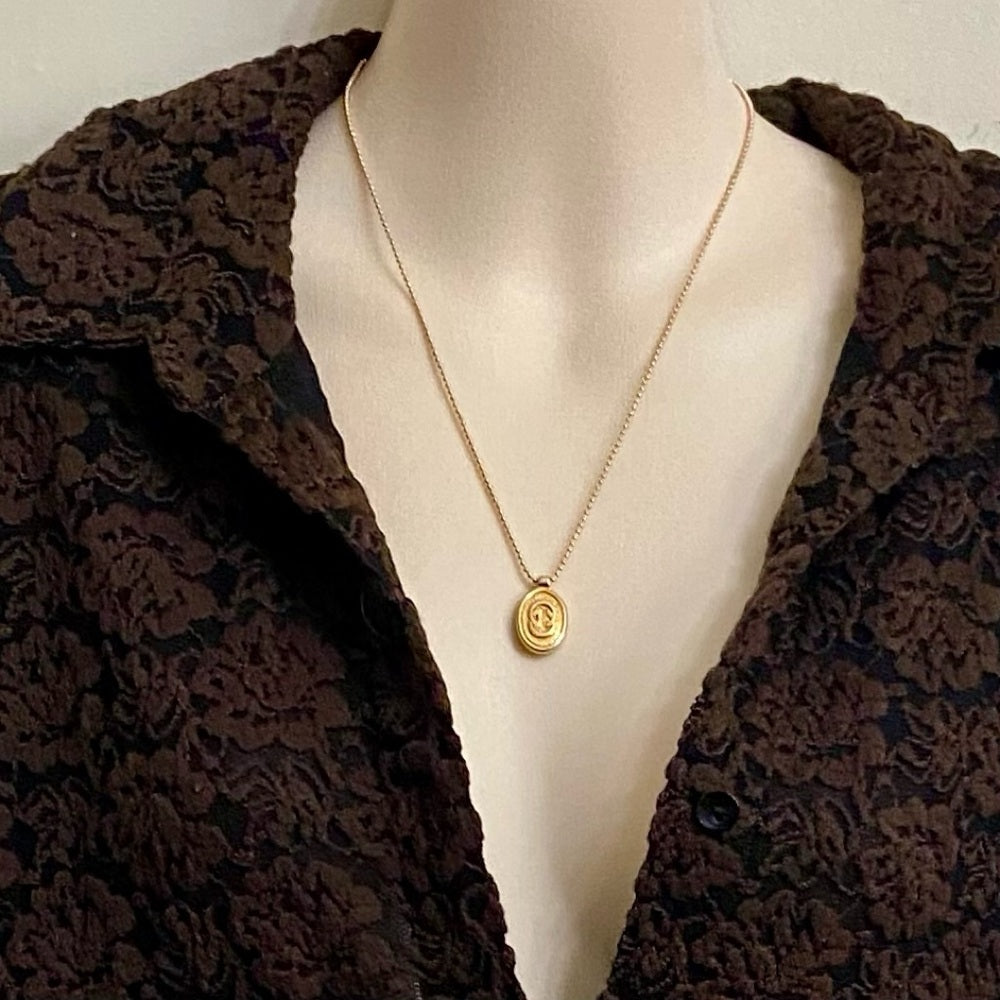 Vintage Gucci Gold Tone Charm with 18in Gold Plated Chain Necklace (CDE)