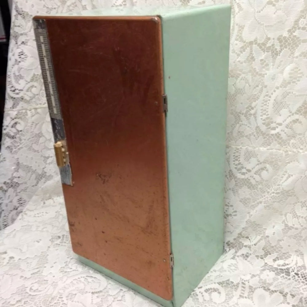 Vintage Nasau Tin Childs Toy Refrigerator 15in x 7.5in x 6.5in(J0821) This is a