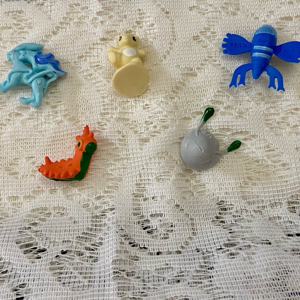 Lot AA 12pc Lot : 2 Gold Fan Arts Cards, 5 Pokemon Cards and 5 Pokémon Figures