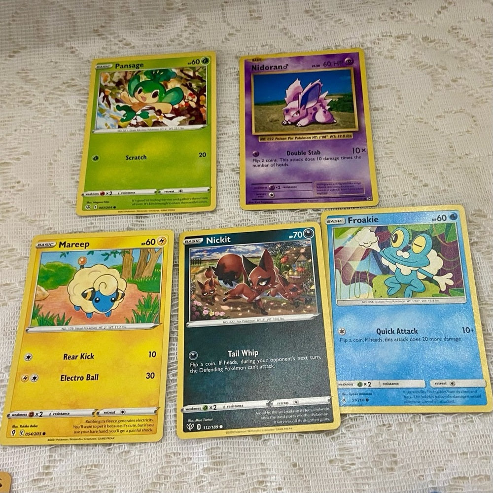 Lot AA 12pc Lot : 2 Gold Fan Arts Cards, 5 Pokemon Cards and 5 Pokémon Figures