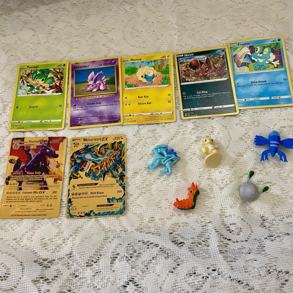 Lot AA 12pc Lot : 2 Gold Fan Arts Cards, 5 Pokemon Cards and 5 Pokémon Figures