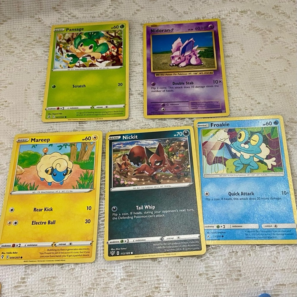 Lot AA 12pc Lot : 2 Gold Fan Arts Cards, 5 Pokemon Cards and 5 Pokémon Figures