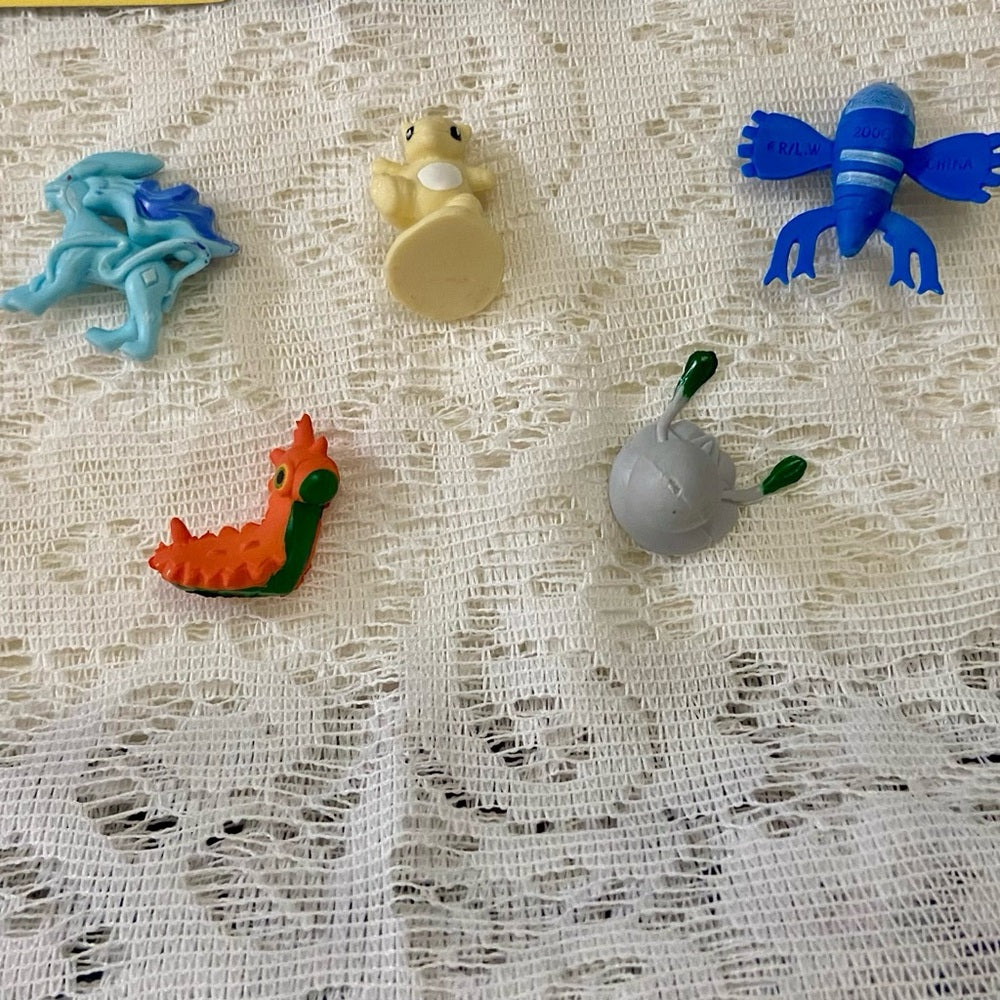 Lot AA 12pc Lot : 2 Gold Fan Arts Cards, 5 Pokemon Cards and 5 Pokémon Figures