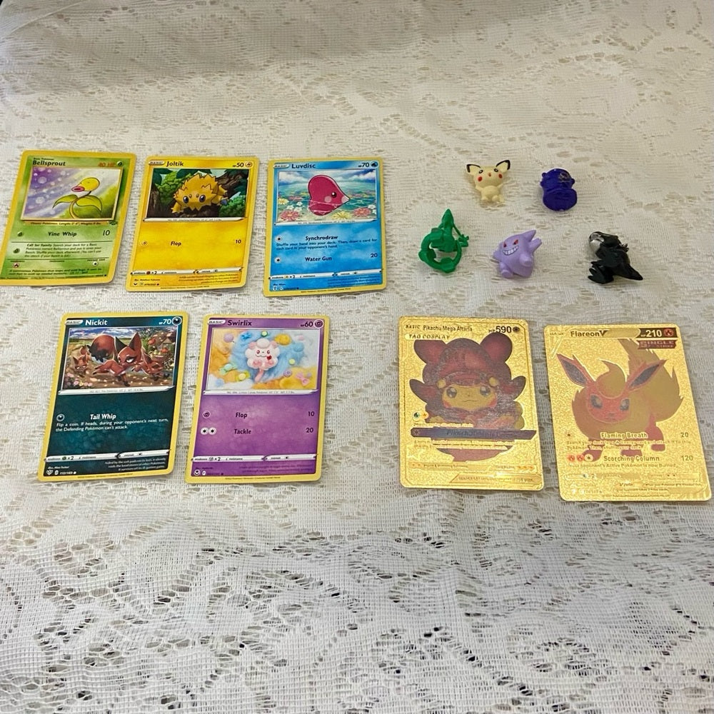 Lot DD- 12pc Lot : 2 Gold Fan Arts Cards, 5 Pokemon Cards and 5 Pokémon F…