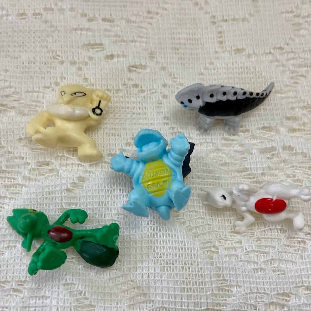 Lot EE- 12pc Lot : 2 Gold Fan Arts Cards, 5 Pokemon Cards and 5 Pokémon F…