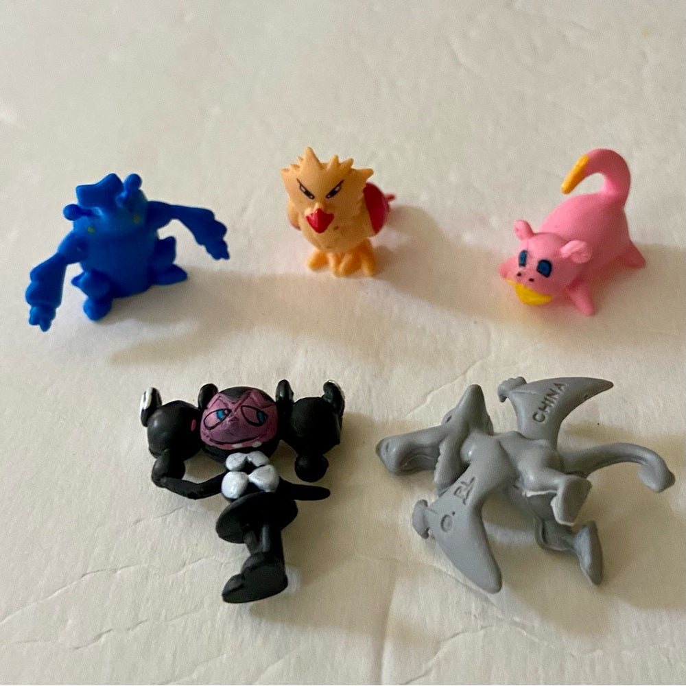 Lot FF-12pc Lot : 2 Gold Fan Arts Cards, 5 Pokemon Cards and 5 Pokémon …