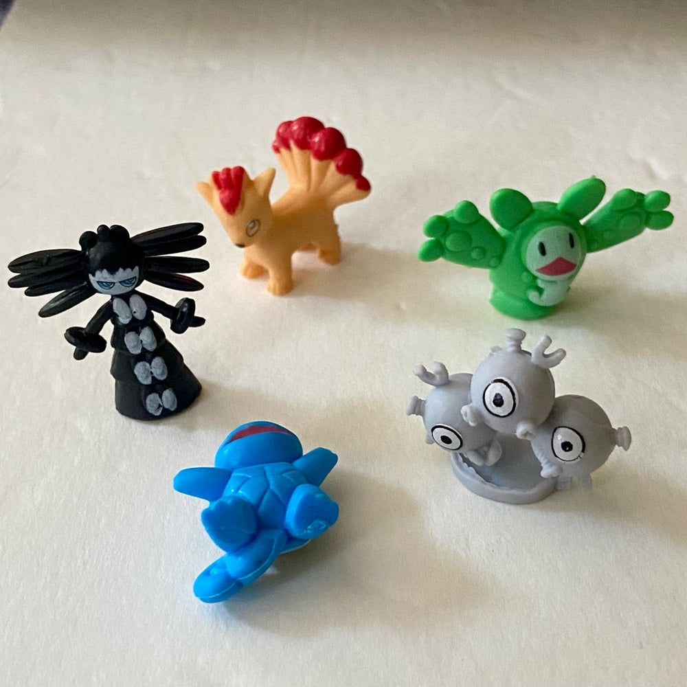 Lot GG: 12pc Lot : 2 Gold Fan Arts Cards, 5 Pokemon Cards and 5 Pokémon…