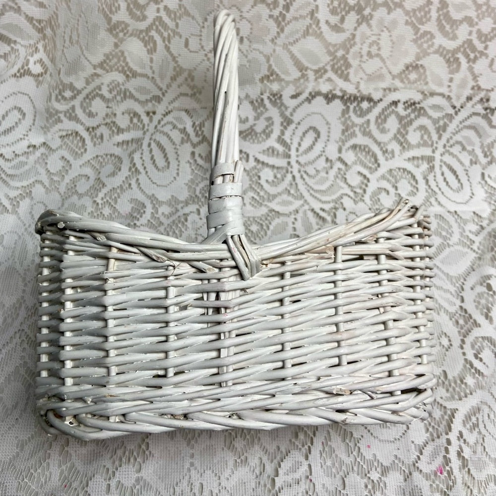Vintage, White Wicker Basket- Flower, Fruit, Eggs, Bread 13in x 11in x 8in W