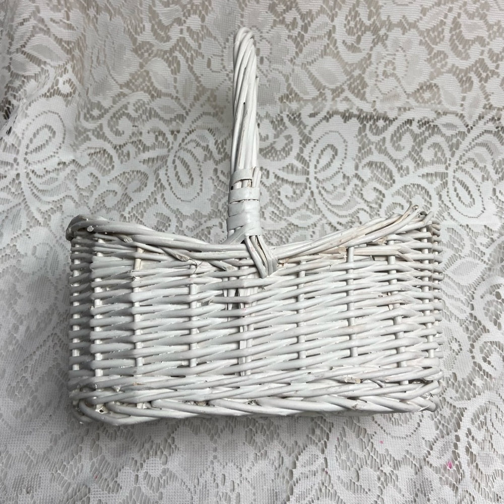 Vintage, White Wicker Basket- Flower, Fruit, Eggs, Bread 13in x 11in x 8in W