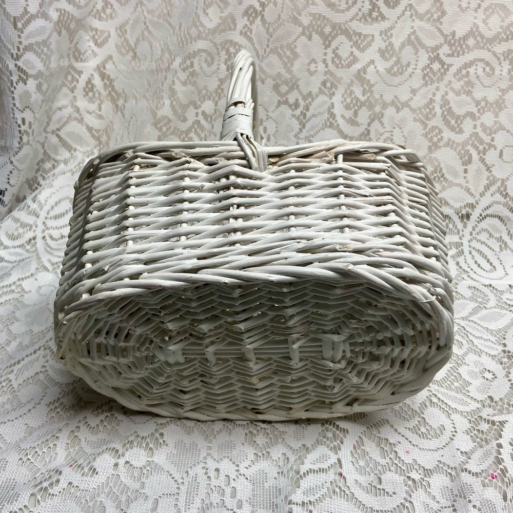 Vintage, White Wicker Basket- Flower, Fruit, Eggs, Bread 13in x 11in x 8in W