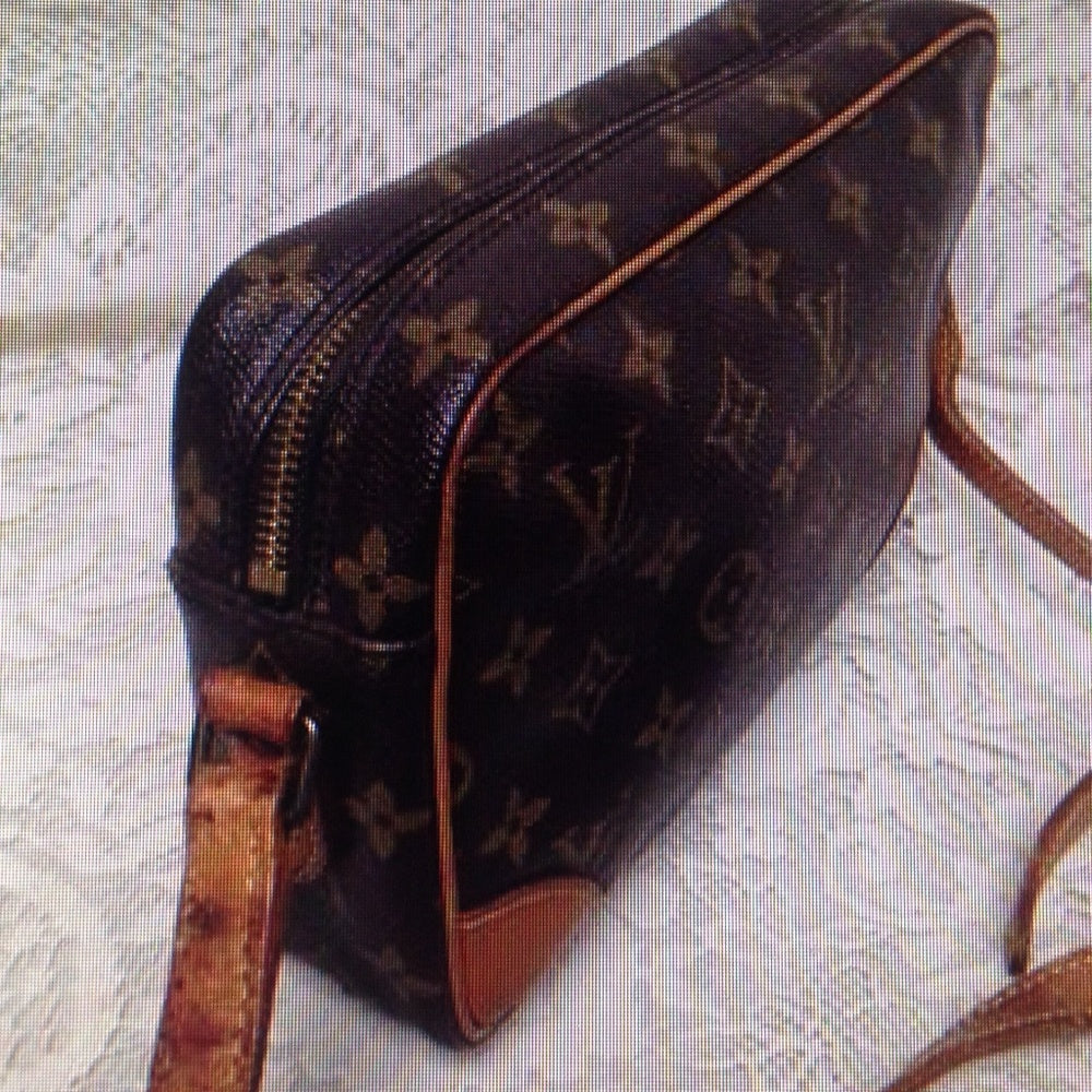 Authentic, Louis Vuitton Mono Leather Trocadero