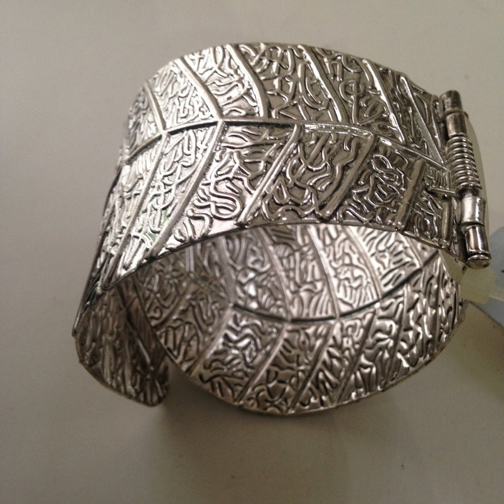 Vintage Elegant Hinged Silver-Leaf Arm Bracelet