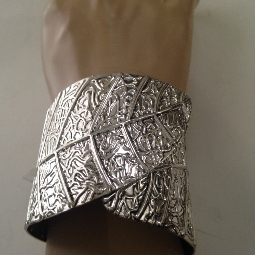 Vintage Elegant Hinged Silver-Leaf Arm Bracelet