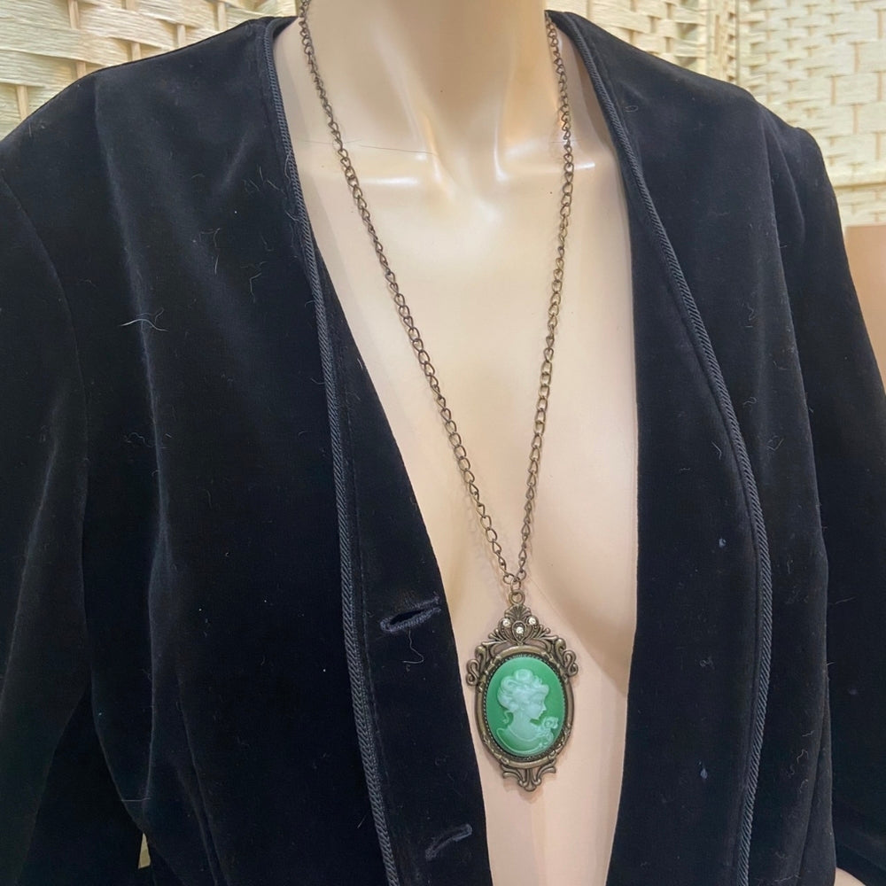 Vintage Style Cameo Pendant Necklace