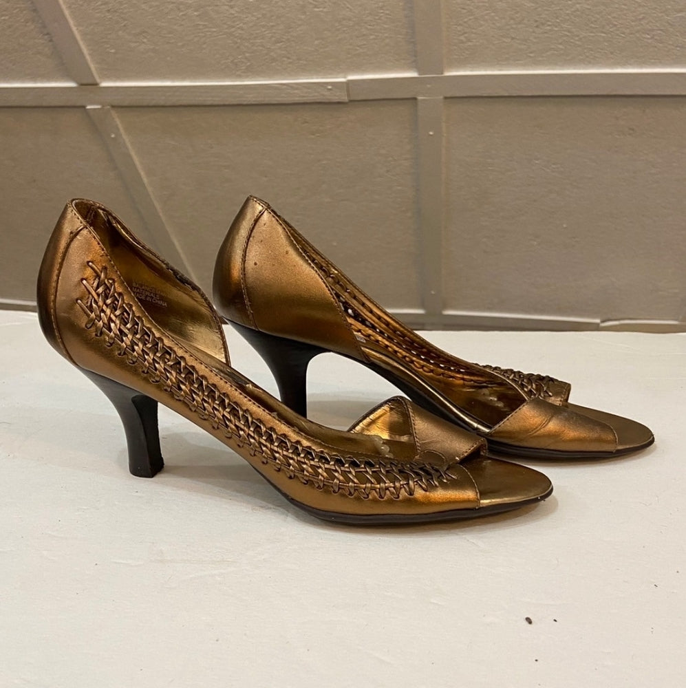 Victoria Spenser, Gold Leather Heels- Size 8
