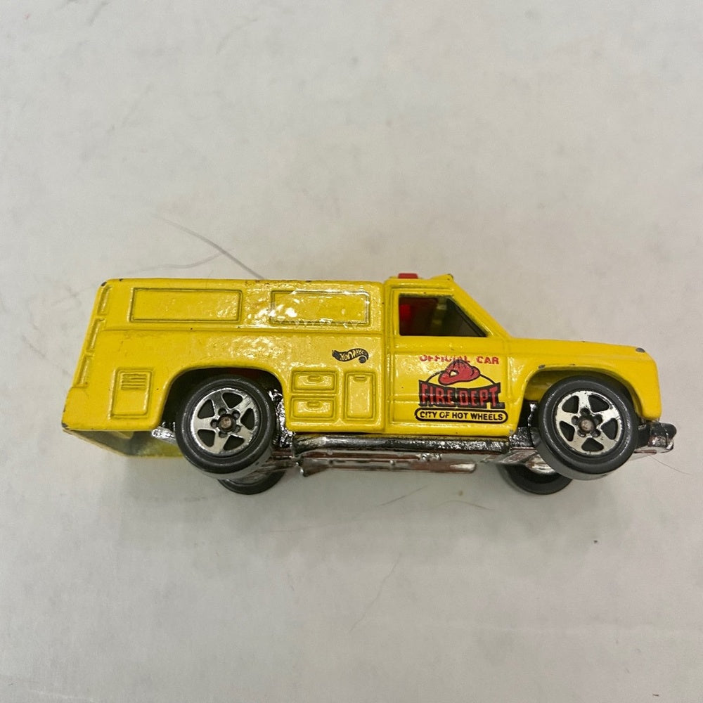 Vintage Hotwheels-Mattel Inc. 1974 Yellow fire department truck