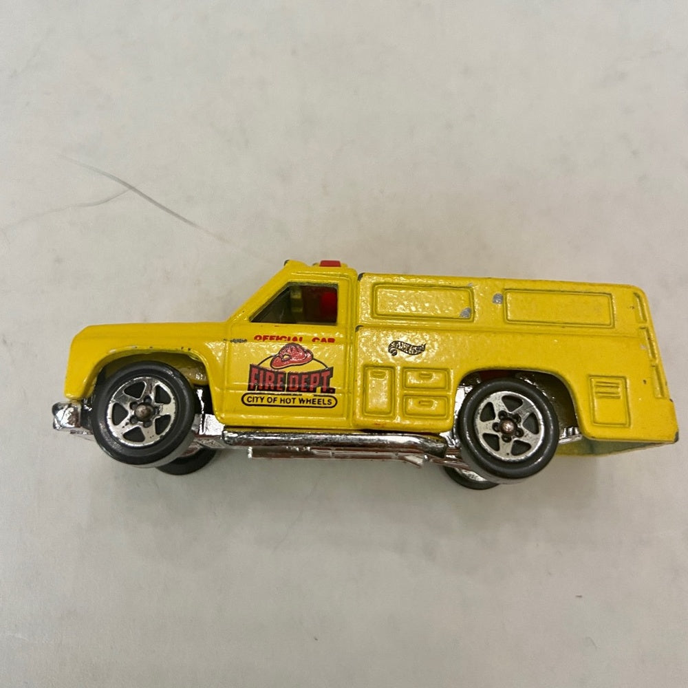 Vintage Hotwheels-Mattel Inc. 1974 Yellow fire department truck
