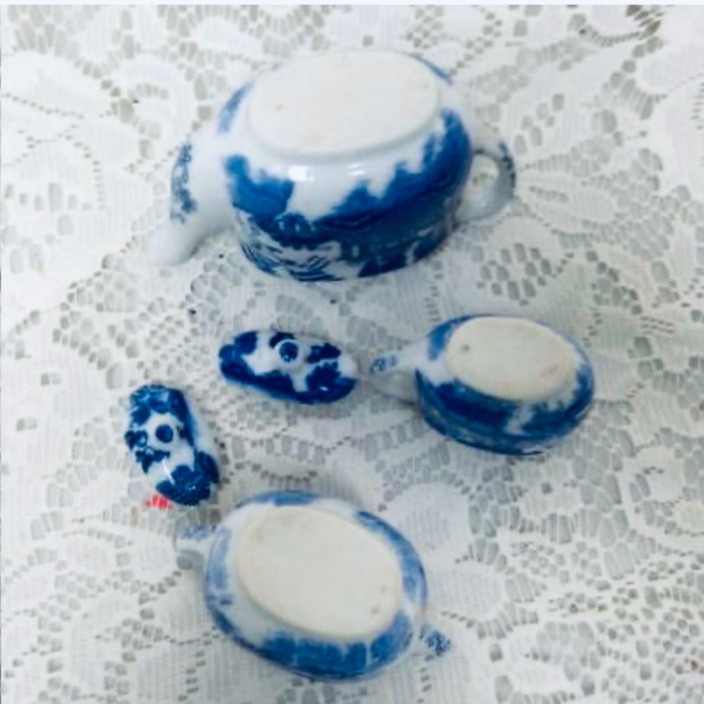 Vintage Occupied Japan Blue Willow 17pc Child’s Tea Set w/ Bamboo Picnic Basket