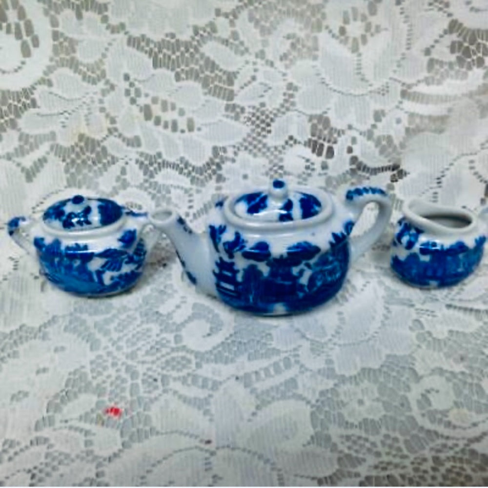 Vintage Occupied Japan Blue Willow 17pc Child’s Tea Set w/ Bamboo Picnic Basket