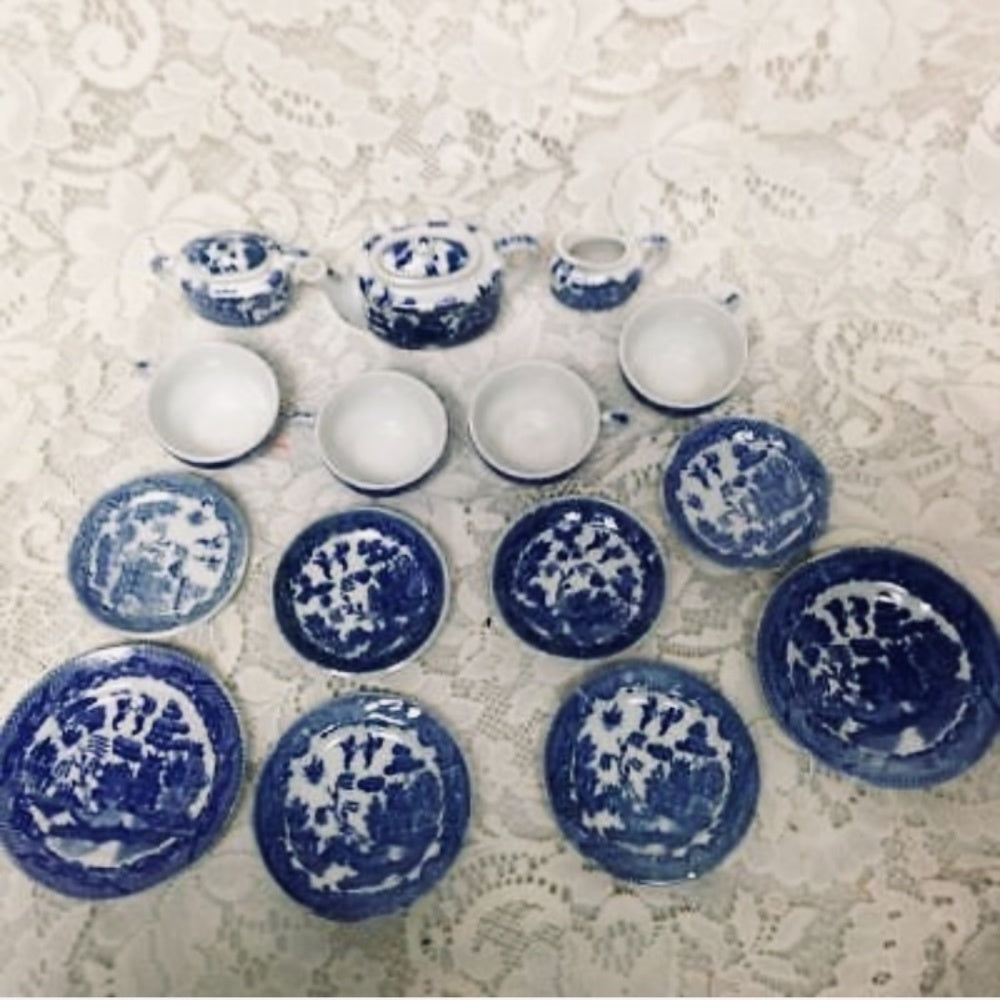 Vintage Occupied Japan Blue Willow 17pc Child’s Tea Set w/ Bamboo Picnic Basket
