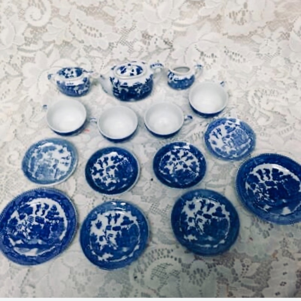 Vintage Occupied Japan Blue Willow 17pc Child’s Tea Set w/ Bamboo Picnic Basket