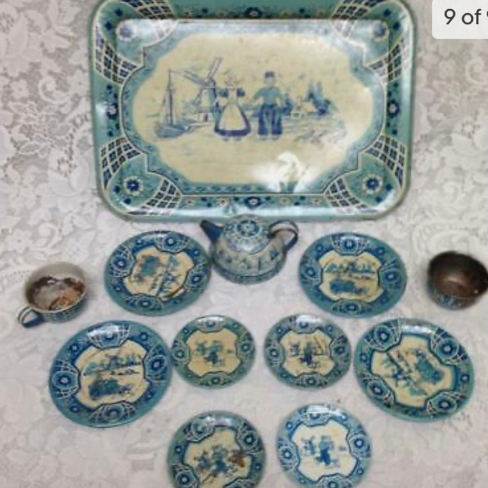 - 1940s Wolverine, Delft 12-pc Child’s Tin Tea Set (Z0321)