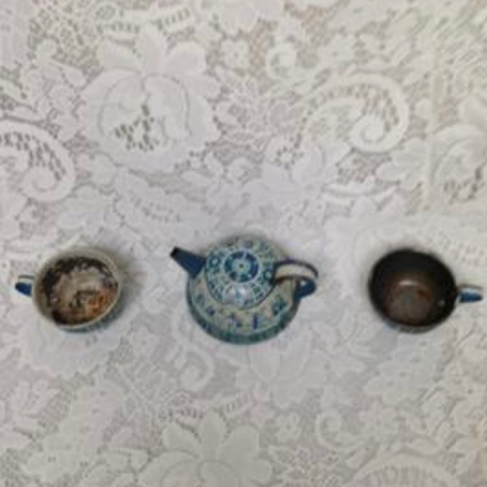 - 1940s Wolverine, Delft 12-pc Child’s Tin Tea Set (Z0321)
