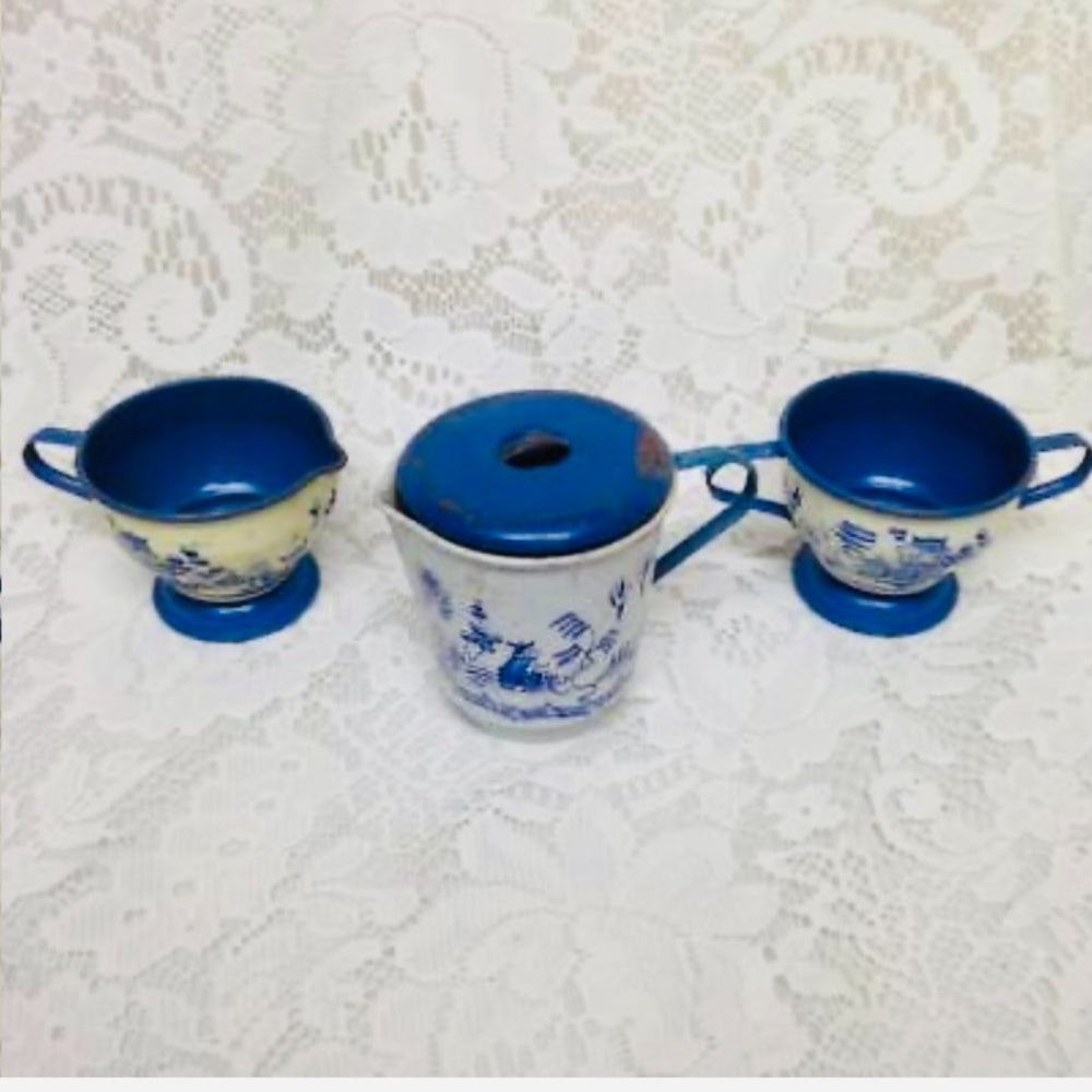 1950s, Ohio Art Blue Willow 21-pc Child’s Tin Tea Set